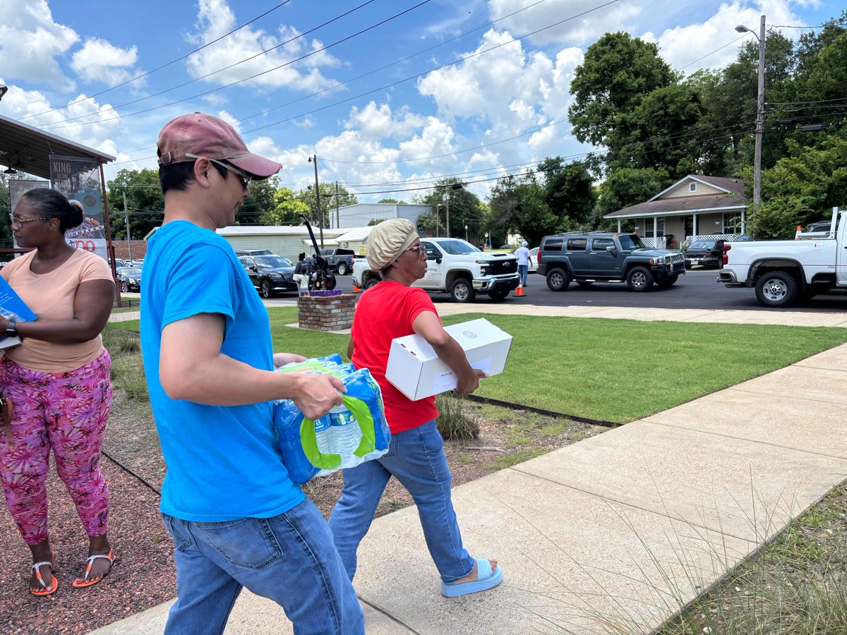 Entergy's tweet image. Earlier this month, we brought our Beat the Heat Day giveaway to the B.B. King Museum in Sunflower County, Mississippi. 💪
We also announced a $628,000 contribution to our bill assistance program, The Power to Care! ➡️ enter.gy/61834
#WePowerLife