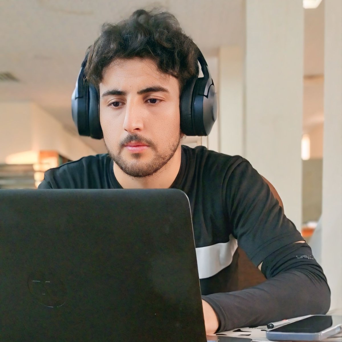 UoPeople's tweet image. No matter the setup—desk, kitchen table, balcony, or couch—UoPeople students make it work. 💻✨Real students. Real study spaces. One global classroom. #StudyAnywhere #UoPeople #OnlineUniversity #Viral