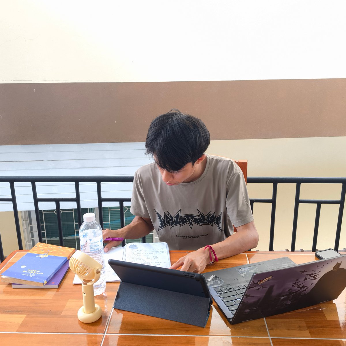 UoPeople's tweet image. No matter the setup—desk, kitchen table, balcony, or couch—UoPeople students make it work. 💻✨Real students. Real study spaces. One global classroom. #StudyAnywhere #UoPeople #OnlineUniversity #Viral