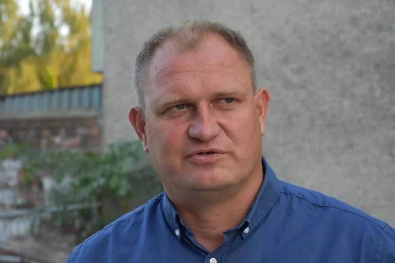 Pamiętacie Szymona Klukę, rolnika spod Łodzi, którego sąsiedzi pozwali za ZAPACHY z chlewni? 🐷💨Rozmawialiśmy z nim dzisiaj. Właśnie przegrał ostatecznie ❌ Sąd Najwyższy oddalił jego skargę kasacyjną. Mimo tylu obietnic – ze strony ministerstwa, różnych organizacji – został