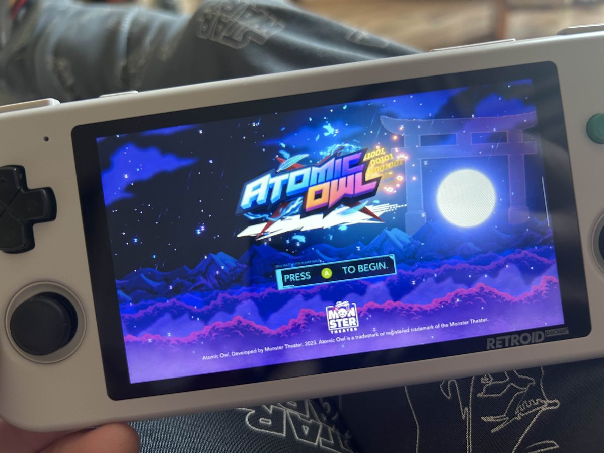monstertheaterx's tweet image. Atomic Owl on a Retroid Pocket 3+ 🤯