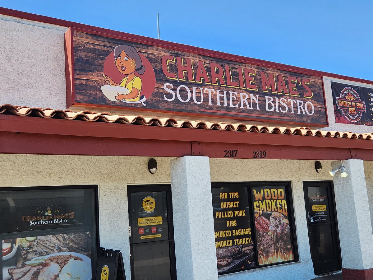 dclynick66's tweet image. It's time for some awesome Soul Food!!! I'll take a large smothered pork chop, mashed potatoes, buttered corn, and some banana pudding. Thank you! 馃憤馃憤 #CharlieMaesSouthernBistro #FoodConnoisseur