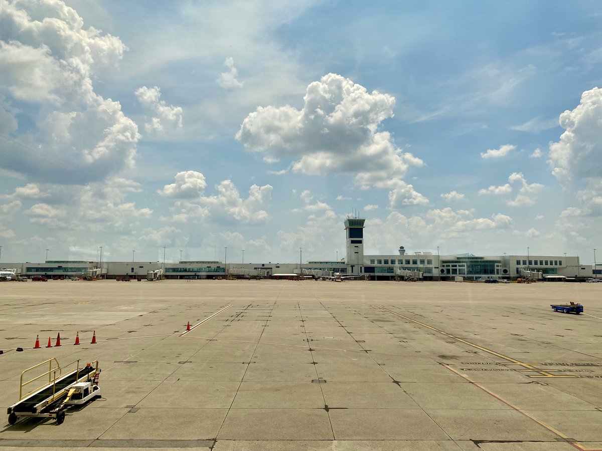 A sunny Friday at a quiet airport. After a long week, I’m more than ready to head home and relax this weekend. 😌✈️