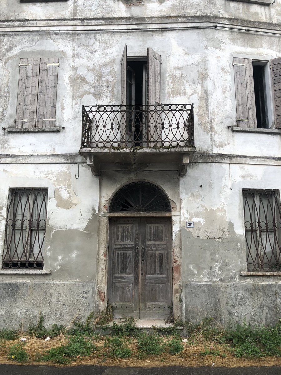 Colleziono porte chiuse 

sarà un’attesa 
ma senza che si sappia di cosa 
potrà essere la fucilata di un bacio 
come pure il cappio di una resa 

Lillo Gullo 

Commessaggio