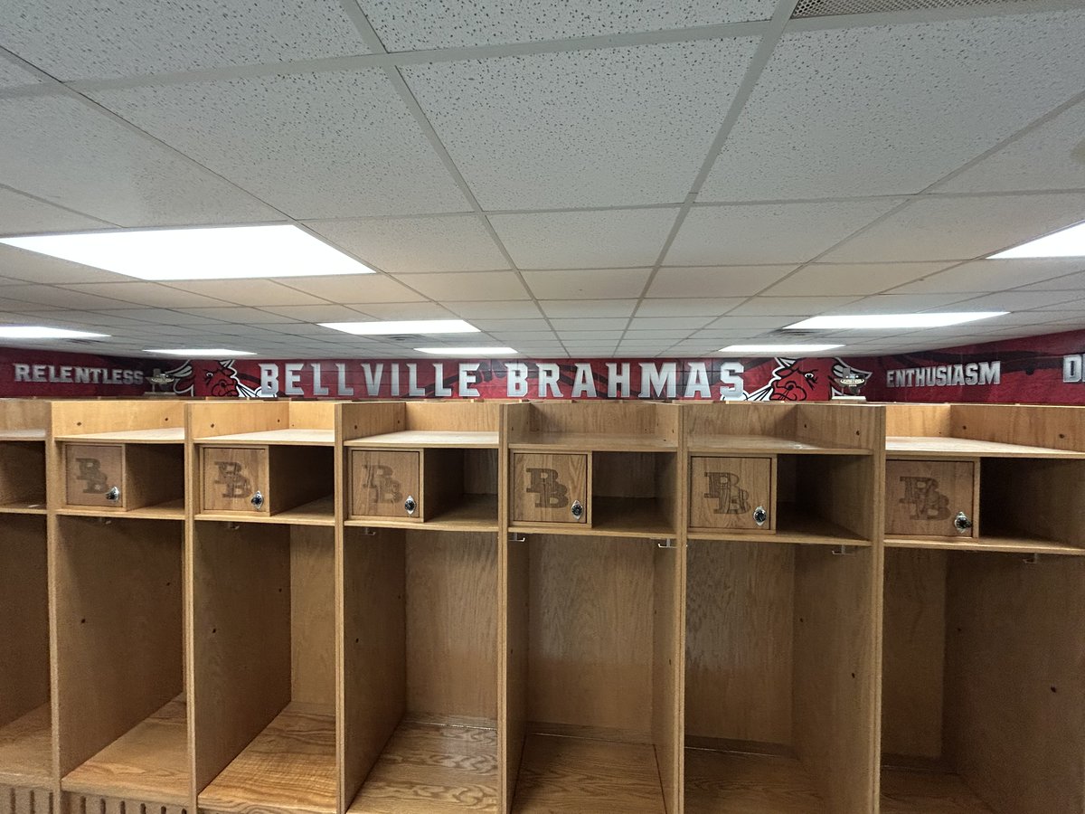 TheSignChamp's tweet image. 💪🏽 Where core values meet locker room culture.
Bellville HS Football just got a powerful visual boost—wall graphics above every locker now serve as daily reminders of what it means to be a Brahma:
 Integrity. Toughness. Relentless. Enthusiasm. Discipline. Family.

And just down…