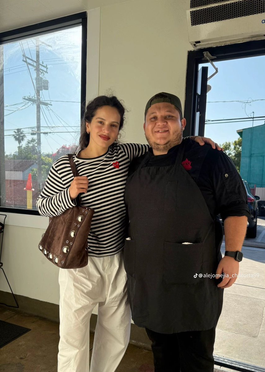 Rosalía en Los Angeles recientemente con un fan.