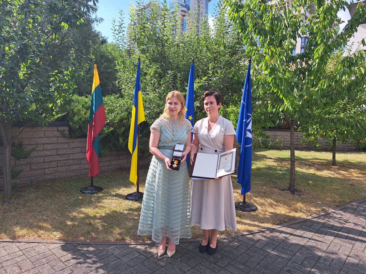IngaTolockiene's tweet image. Honored to have presented a 🇱🇹 Presidential award to @StefanishynaO for her relentless work bringing Ukraine closer to EU & NATO membership with personal charm, speed and unwavering commitment - qualities that make her #Lithuania’s great partner, ally and friend.