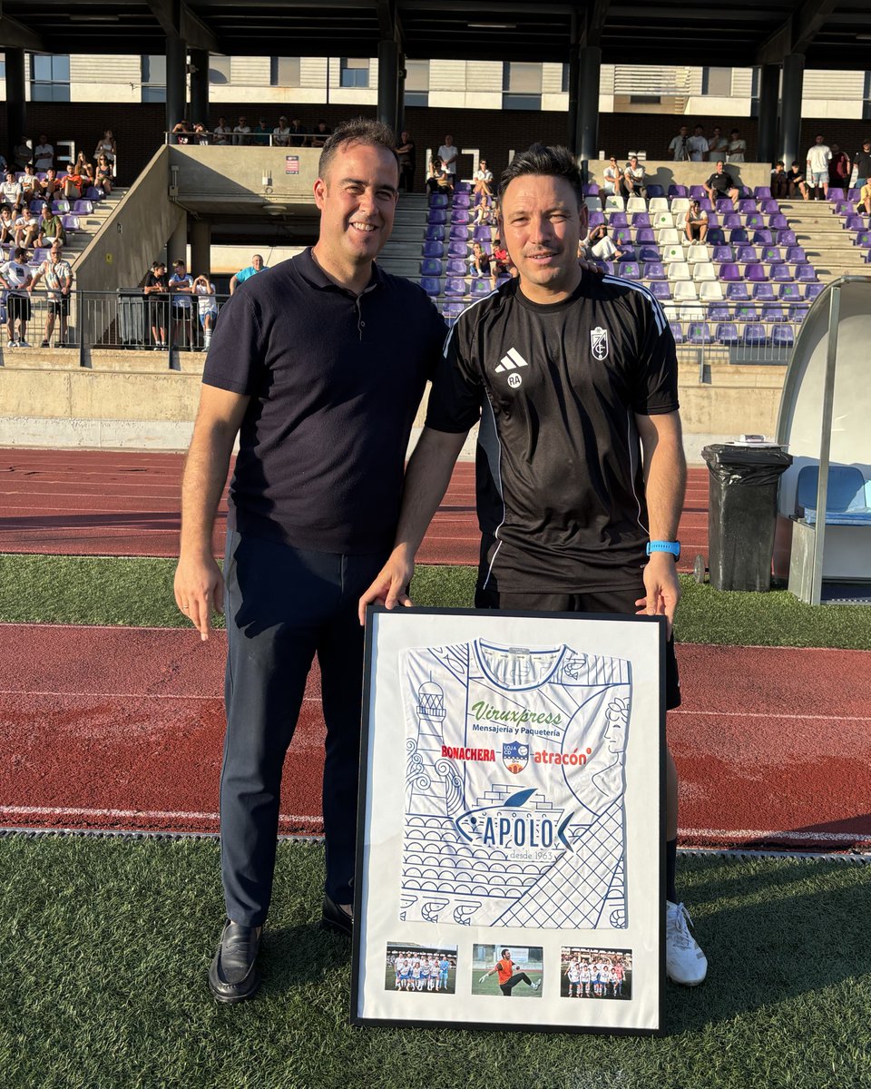Granada CF Cantera (@canteranazari) on Twitter photo 🧤 En los momentos previos al encuentro, Rafa Avilés, entrenador de porteros del Recreativo Granada, fue homenajeado por el <a href="/LojaCD/">Loja Club Deportivo</a>, con el que logró un histórico ascenso a Segunda B en 2012.
¡Gracias, Loja, y enhorabuena, Rafa! 🤝❤️ 🧤 En los momentos previos al encuentro, Rafa Avilés, entrenador de porteros del Recreativo Granada, fue homenajeado por el <a href="/LojaCD/">Loja Club Deportivo</a>, con el que logró un histórico ascenso a Segunda B en 2012.
¡Gracias, Loja, y enhorabuena, Rafa! 🤝❤️