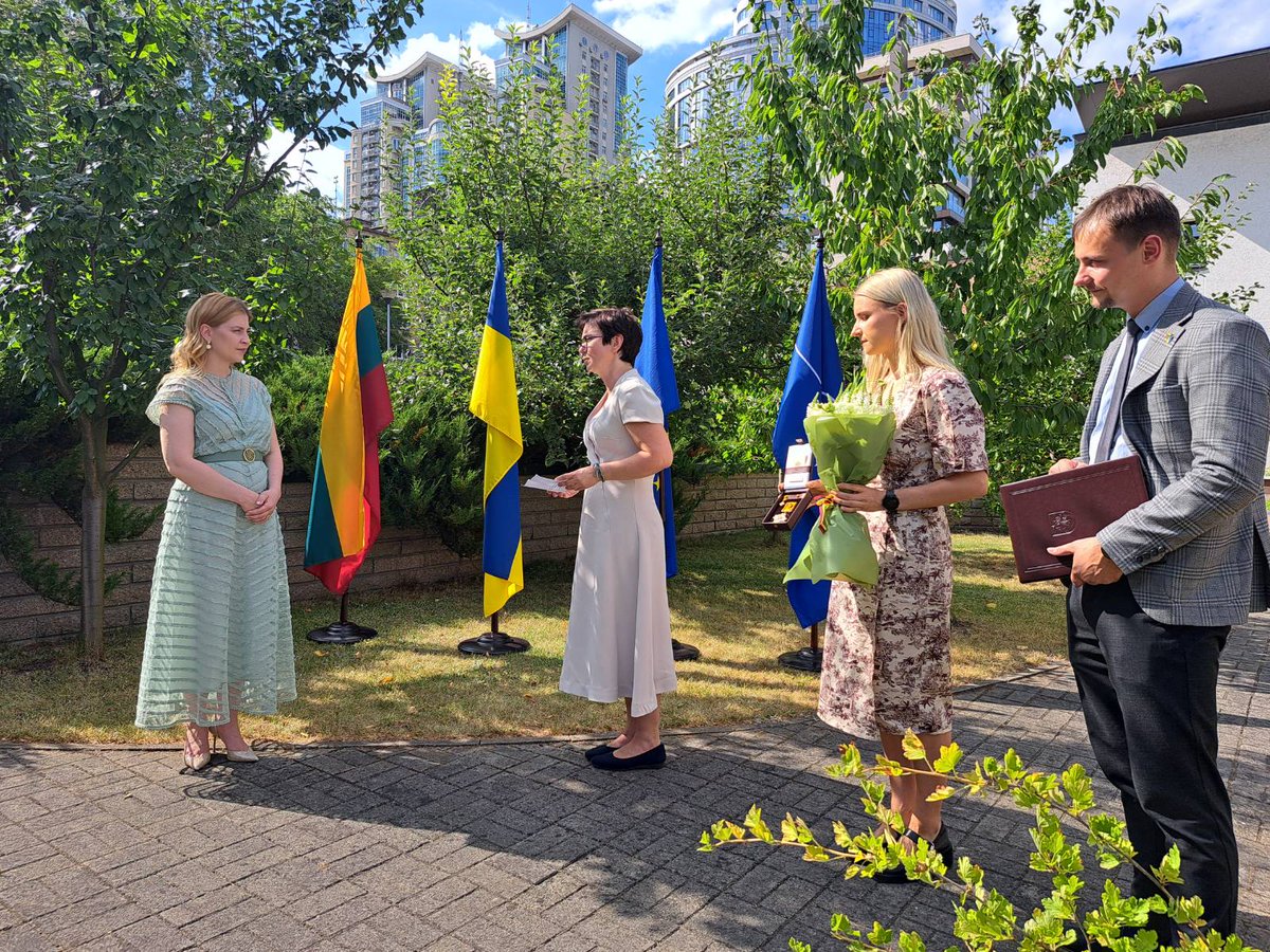 IngaTolockiene's tweet image. Honored to have presented a 🇱🇹 Presidential award to @StefanishynaO for her relentless work bringing Ukraine closer to EU & NATO membership with personal charm, speed and unwavering commitment - qualities that make her #Lithuania’s great partner, ally and friend.