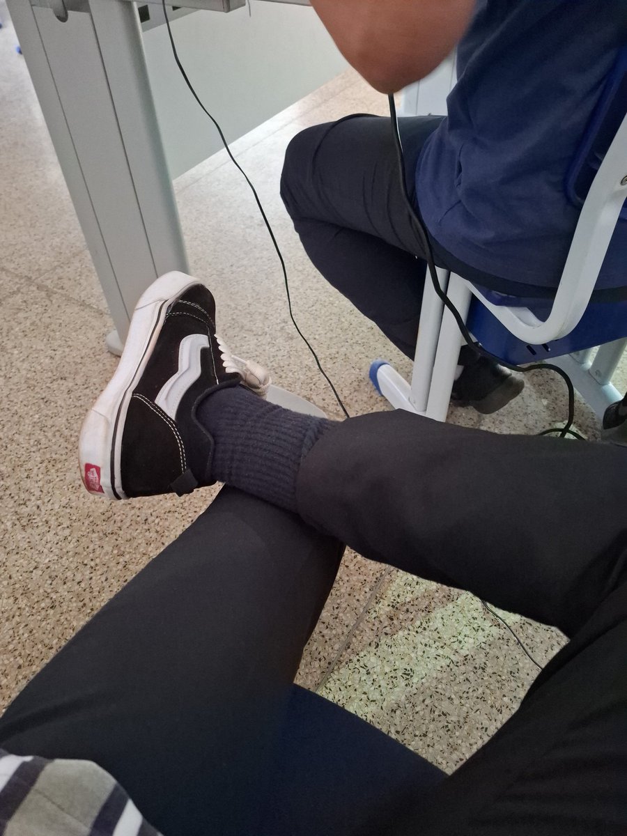 peitosdamaki's tweet image. Sou tão empoderado que peguei a cadeira do professor pra me sentar enquanto uso a tomada e botei a cadeira dura pra ele sentar