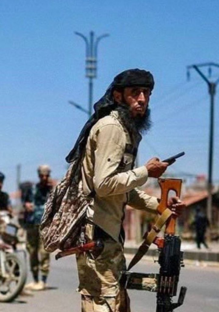TAR_IDLIB's tweet image. بدويٌ أشعثٌ أغبرٌ…
من أقصى سوريا إلى السويداء…
في زمنٍ ضاق فيه الأمل، وجاعت فيه الأرض للعدل، خرج من بادية الشمال بدويٌ أشعث أغبر، لا يملك من الزينة إلا صدق نيّته، ولا من الزاد إلا حُبّ وطنه.
بدويٌ يشقّ الصحارى والوديان، حتى حطّ رحاله في جنوب البلاد، ليس هاربًا من واجب، ولا…