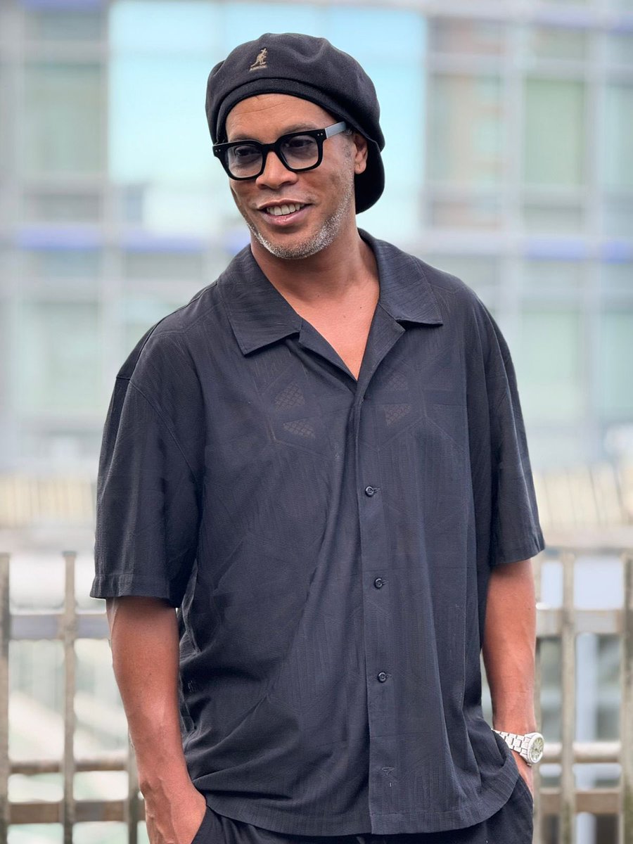 salym_waziry's tweet image. All along y’all thought this was a footballer, hell noooooh, this one was a ‘magician’ ⚽️ - the greatest there is, there was & there ever shall be.🙌
Ronaldinho Morreira De Asis Gaucho
@10Ronaldinho