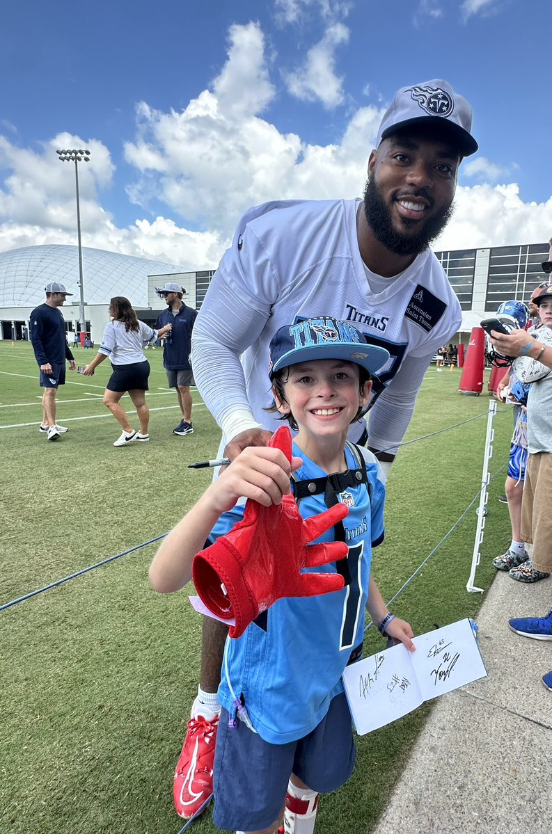 ashbinks2588's tweet image. Thanks to @GrindSimmons94 for the glove and making Landon’s day!