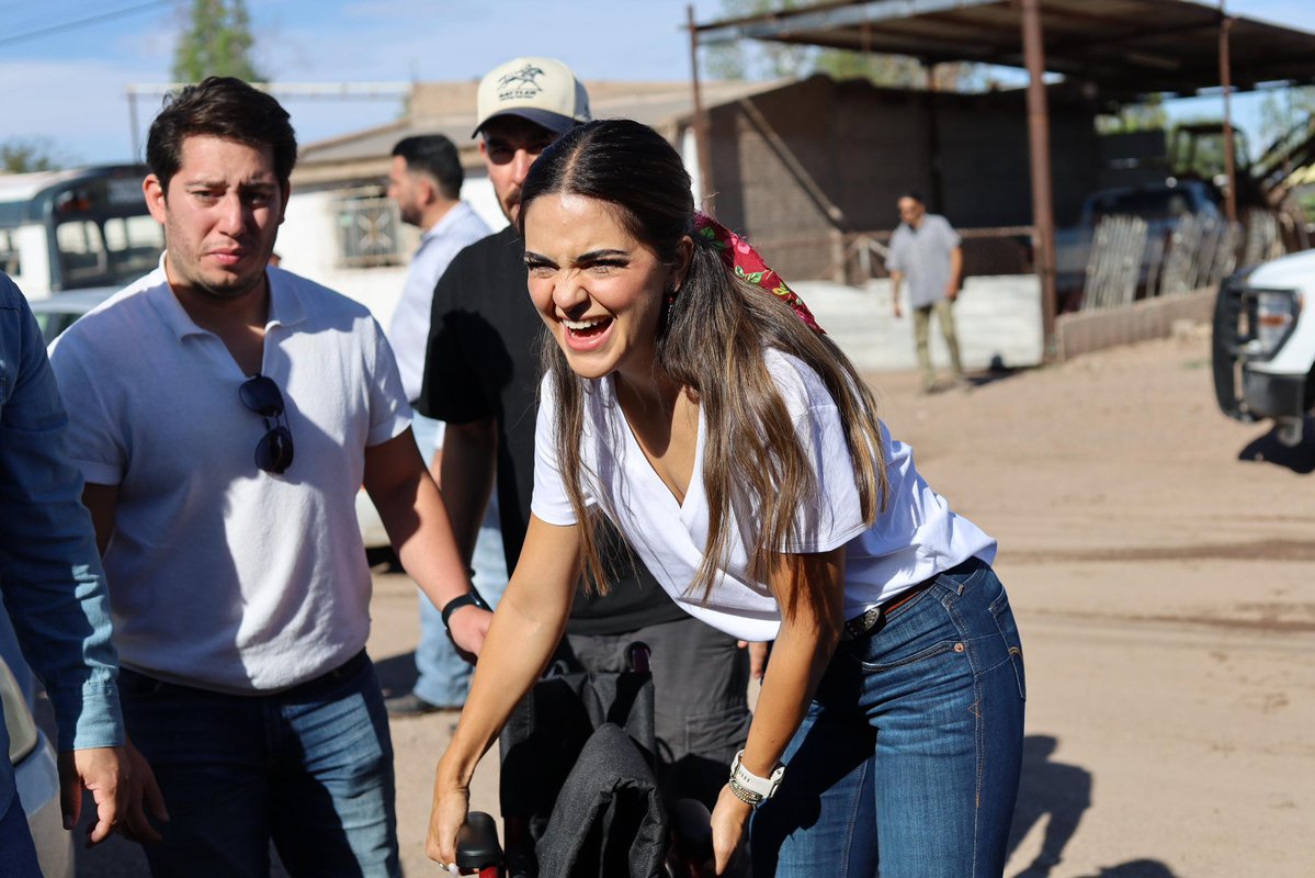 AndreaChavezTre's tweet image. Años antes de ser representante popular, trabajamos en las colonias más olvidadas de Juárez, haciendo lo imposible por conseguir sillas de ruedas y apoyos de todo tipo para quienes más lo necesitaban.
Cuando fui diputada, logramos que sacar adelante esta tarea fuera un poco más…