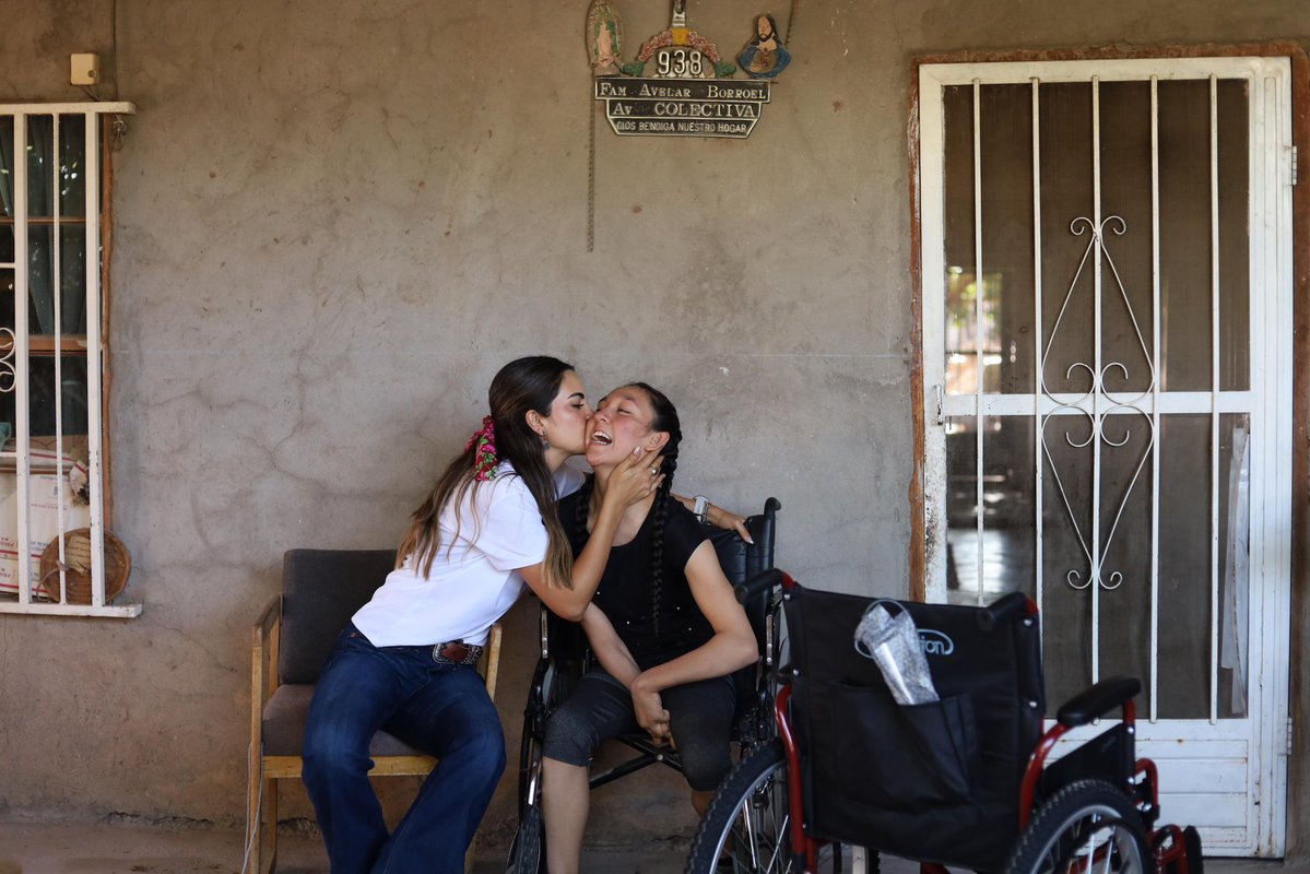 AndreaChavezTre's tweet image. Años antes de ser representante popular, trabajamos en las colonias más olvidadas de Juárez, haciendo lo imposible por conseguir sillas de ruedas y apoyos de todo tipo para quienes más lo necesitaban.
Cuando fui diputada, logramos que sacar adelante esta tarea fuera un poco más…