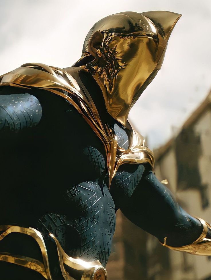 B3Geek's tweet image. Galera, pelo amor de Deus, isso aqui não é o Maxwell Lord.
Bom, a não ser que ele tenha poderes no DCU.
O Gunn já havia confirmado que o Senhor Destino está no mural, só acho que ele não colocou o elmo por não querer decidir agora se será igual ao de Adão Negro ou não.