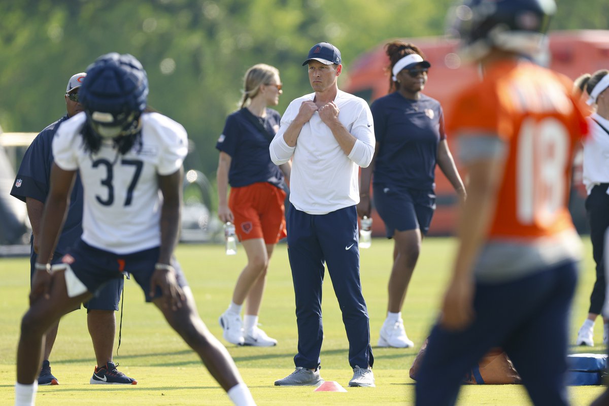 SpiegsAndHolmes's tweet image. We're packed! #CrosstownClassic Part 2 of 2025 this weekend. #Bears offense sloppy again: OC Declan Doyle not concerned... yet 

2:40 - @stevestone 
3:00 - @HardawaySr 
4:25 - @LanceBroz 
5:00 - @b_mccaffrey 

Tune in:
📺twitch.tv/chicago670thes…
🎧670thescore.com/listen