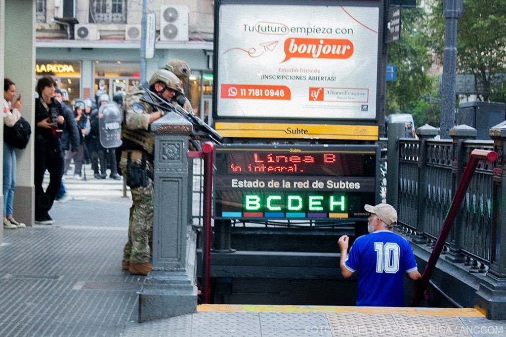 _arielmayo's tweet image. Argentina, año 2025.
Se ve claramente que ese hombre era más PELIGROSO que cualquier chorro que al mismo tiempo estaba afanando en otro lado.