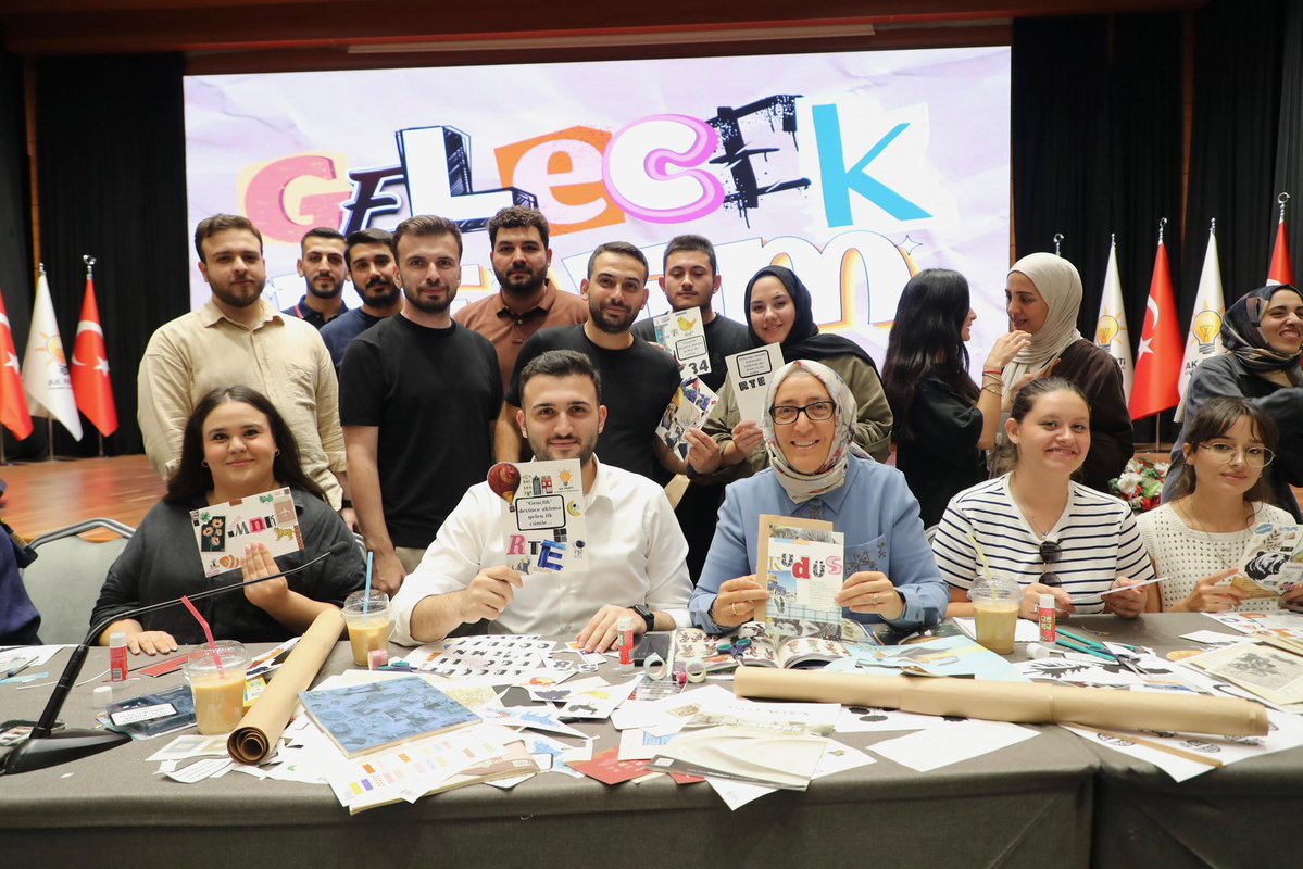 AK Kadın İstanbul (@akkadinistanbul) on Twitter photo Bugün gençlerle, yarın annelerle, hep birlikte “Gelecek Benim” diyoruz!
🎓 Gelecek Benim!
Programlarımız kapsamında, Başkanımız <a href="/salihademirer/">Saliha DEMİRER</a> ve Gençlik Kolları Başkanımız <a href="/nevzatyucetr/">Nevzat Yüce</a>'nin katılımlarıyla, üniversite hayalini ilk kez gerçekleştirecek olan genç kardeşlerimizle Bugün gençlerle, yarın annelerle, hep birlikte “Gelecek Benim” diyoruz!
🎓 Gelecek Benim!
Programlarımız kapsamında, Başkanımız <a href="/salihademirer/">Saliha DEMİRER</a> ve Gençlik Kolları Başkanımız <a href="/nevzatyucetr/">Nevzat Yüce</a>'nin katılımlarıyla, üniversite hayalini ilk kez gerçekleştirecek olan genç kardeşlerimizle