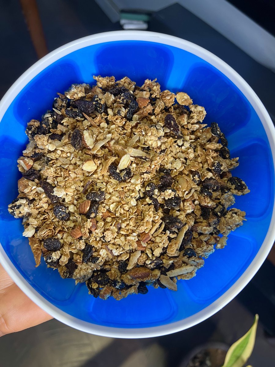 Nekie_neka's tweet image. My home-made granola turned out so perfect, I could cry.😭
God bless every food blogger who made it possible by sharing their recipes🥹🙏🏾💗💗💗