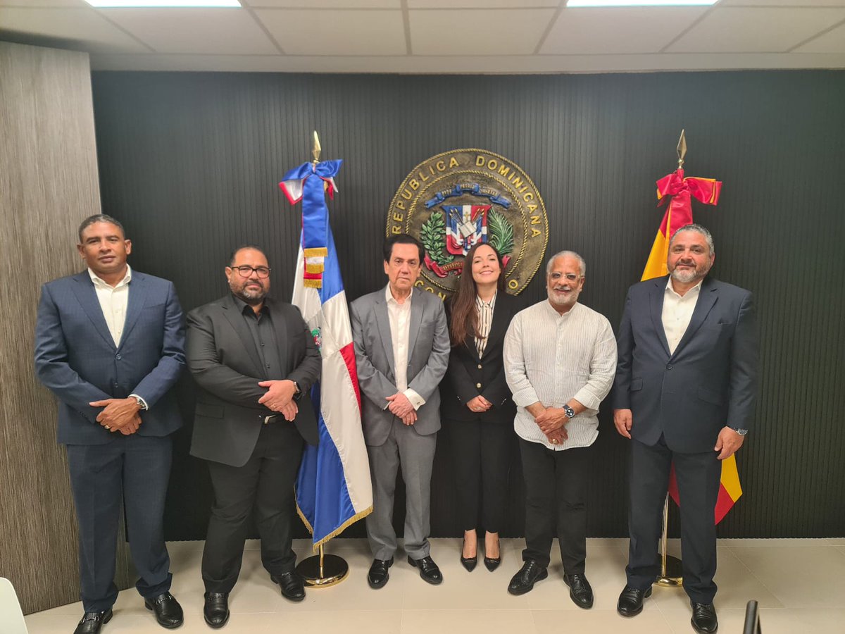 juntacentral's tweet image. Una delegación de la Junta Central Electoral, encabezada por los miembros titulares del Pleno, Samir Chami Isa (@samirchamiisa) e Hirayda Fernández Guzmán (@hiraydamarcelle) realizaron una visita oficial al embajador Tony Raful Tejada (@Tonyraful) en España y al cónsul Jorge…