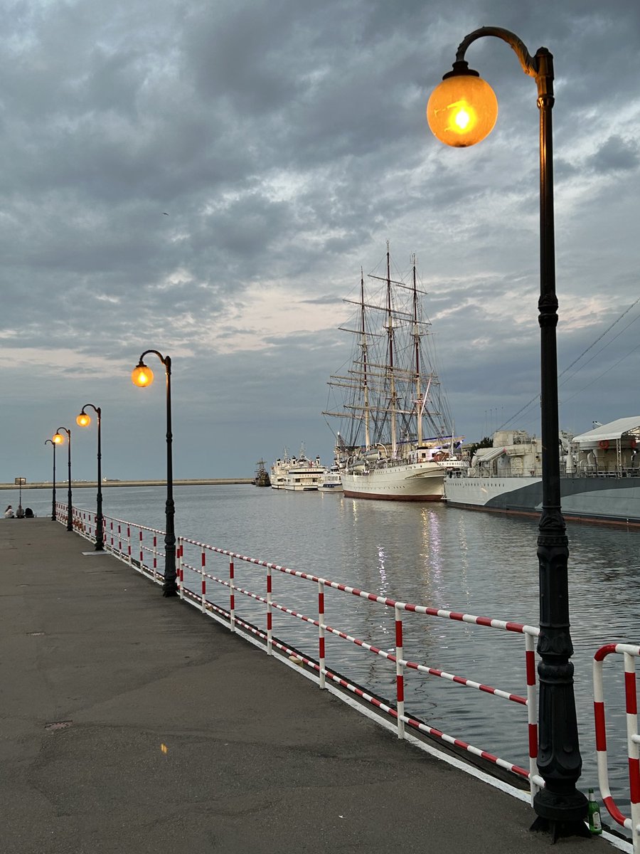 AndreWisniewsk2's tweet image. Evening lights⚓️