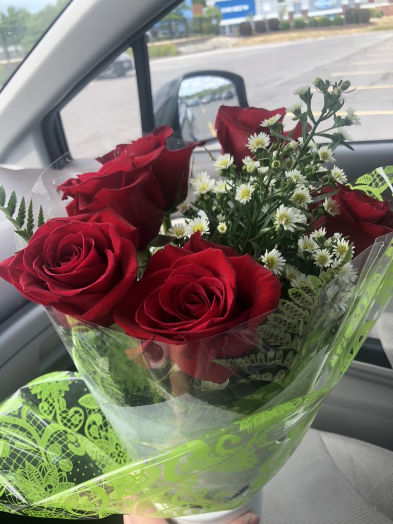 Wasn’t sure what to get mom for her birthday so I bought flowers 🌺