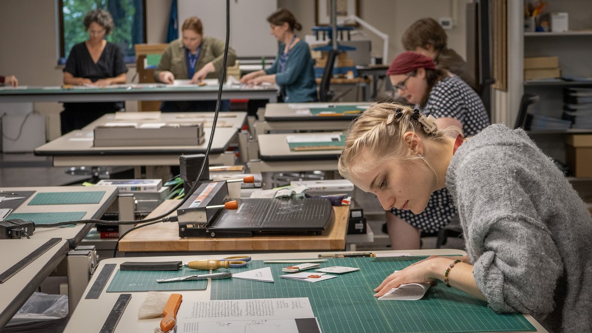 kulibraries's tweet image. An internal workshop hosted this week by the Conservation Services Team at Spencer Research Library explored Letter Locking - folding and securing a sheet of paper to function as its own envelope, often sealed with wax.
Learn more at letterlocking.org
