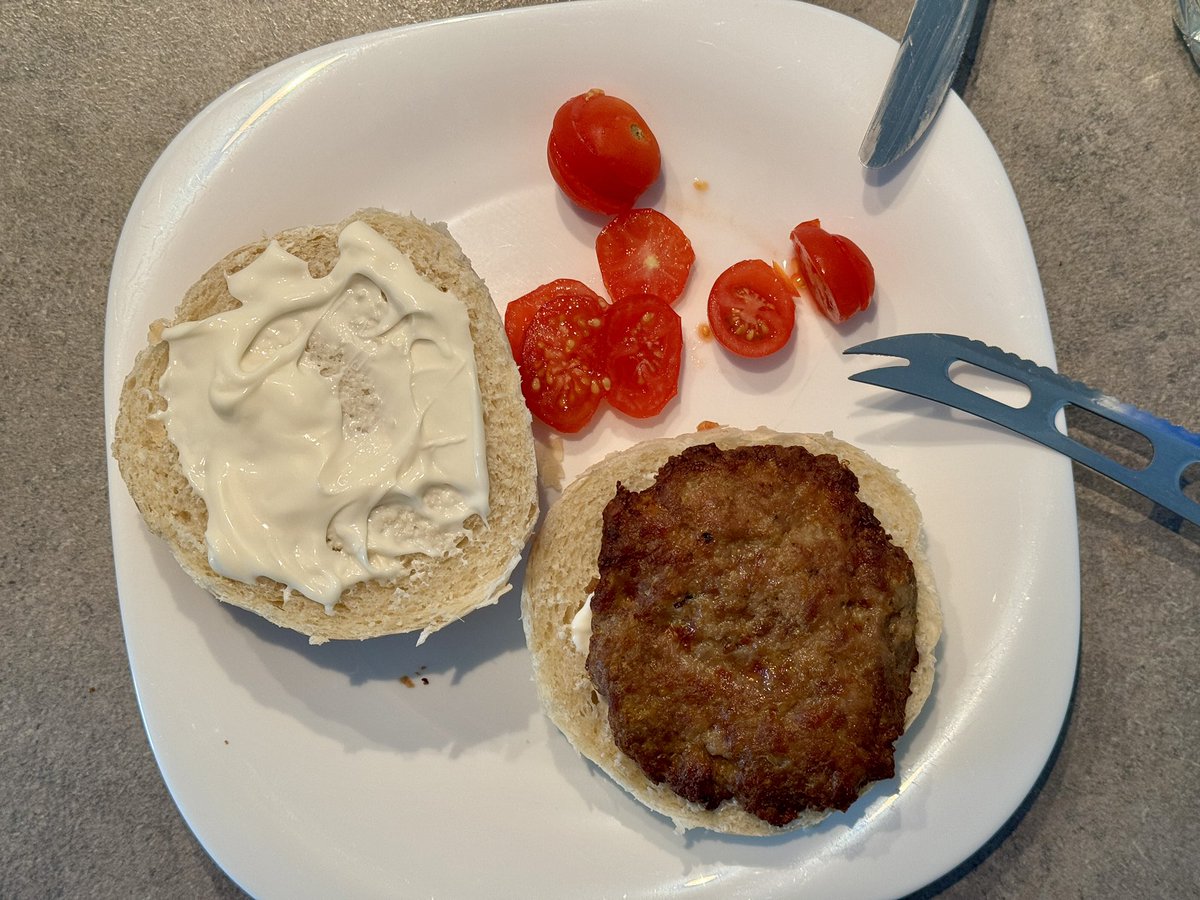Ekaeoq's tweet image. Burger from scratch today, by ekaeo mom!