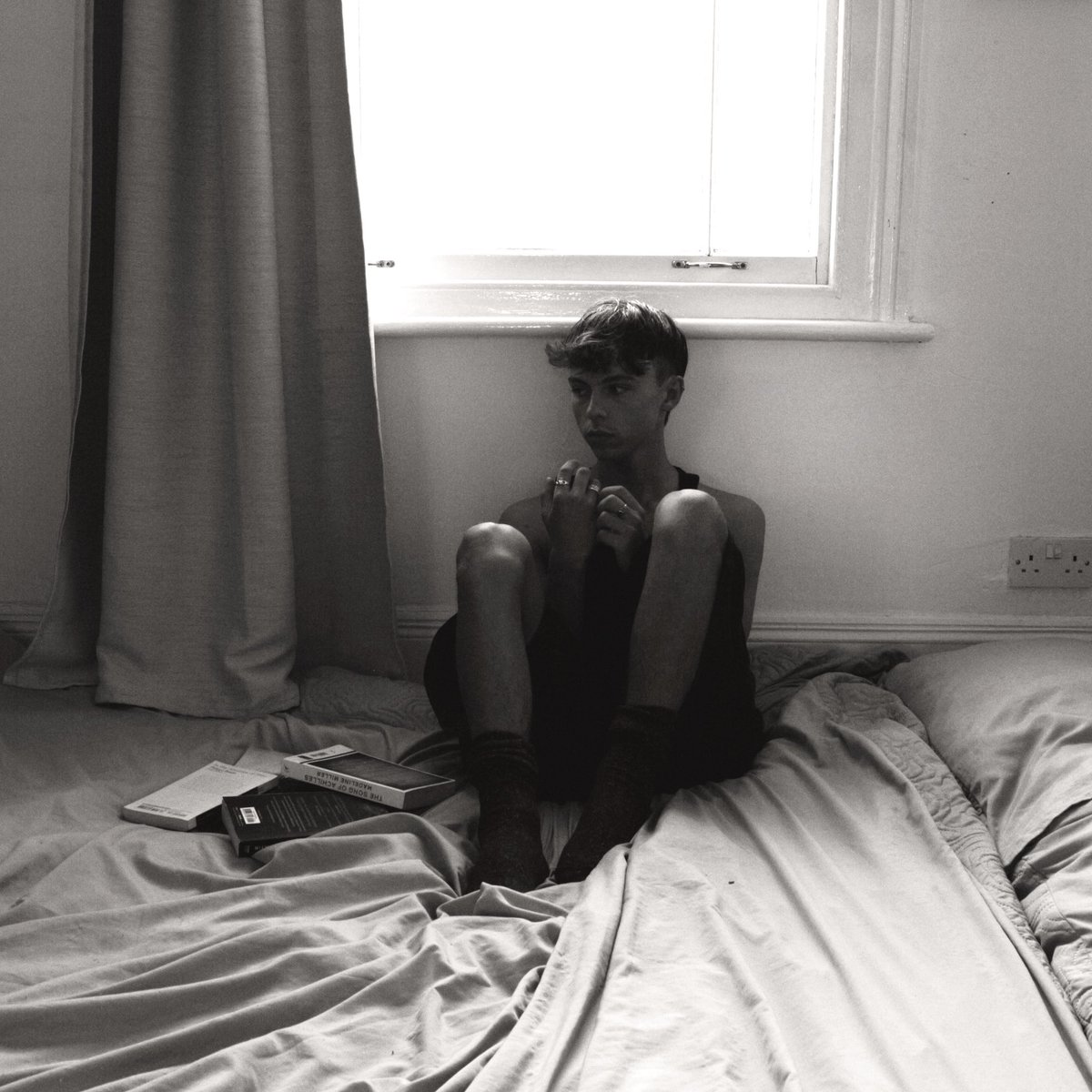my debut ep ‘if the world ends, let it be like this’ comes out on the 13th of august. a love letter to the lost, the free and to myself. you can pre-save here, it would mean the world… 

distrokid.com/hyperfollow/jo…