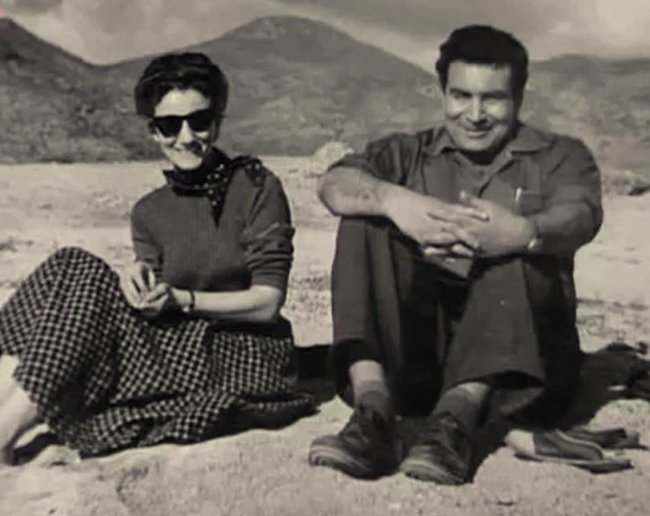 Yıldızlar dilimizle konuşur.
Elbet bir gün, bizim de sevgilim 
Köyümüzde beyaz badanalı, bir evimiz olur.  

yaşar kemal