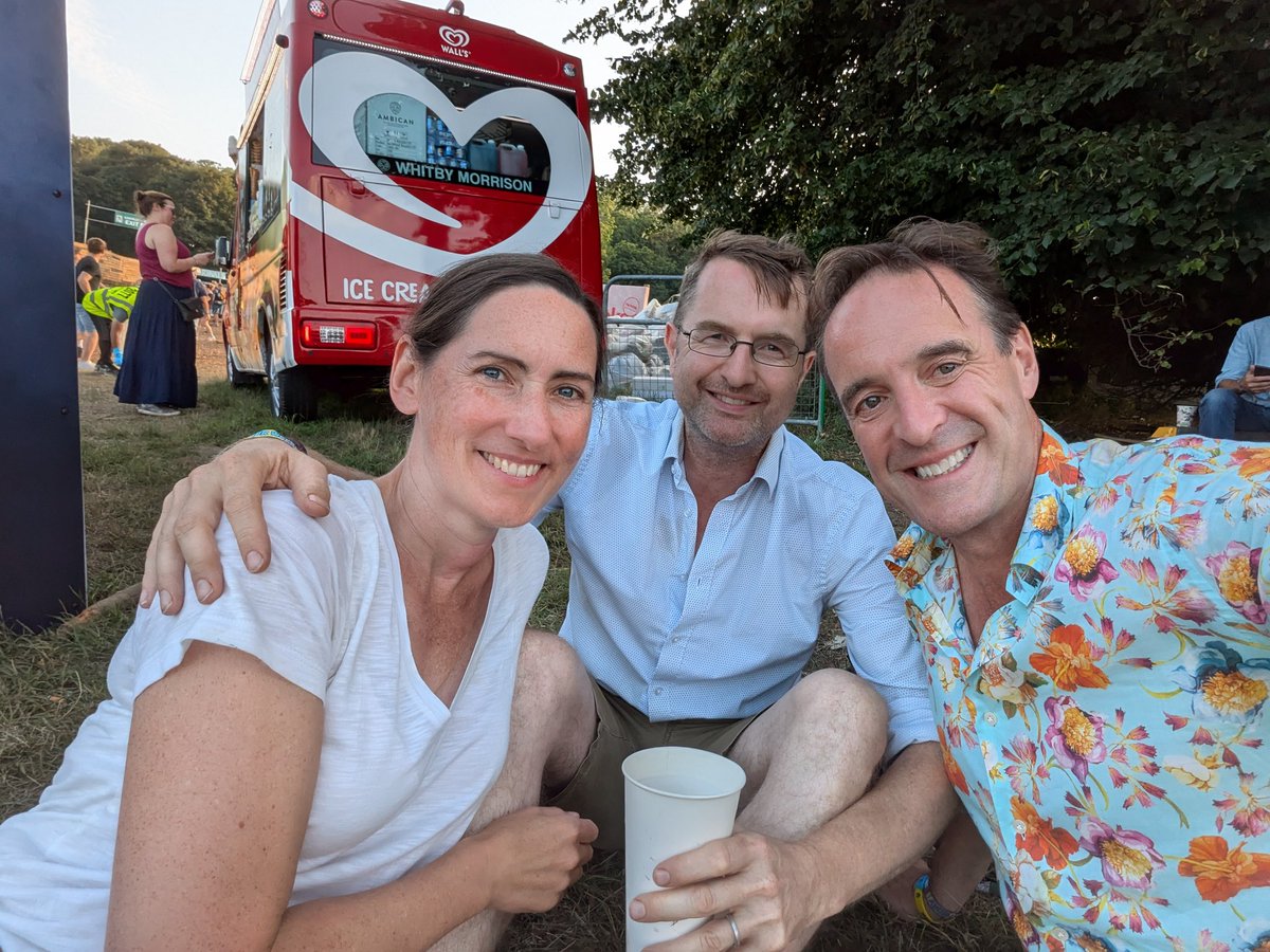 guywalters's tweet image. So good to meet Dr and Dr @DrTregoning at Latitude! Sorry about their shirts...