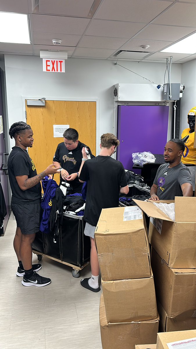 ECUEquipment's tweet image. Happy Report Day to our student managers! Best crew in the country getting us geared up and ready to go. The lifeline of college athletics is the student workers!