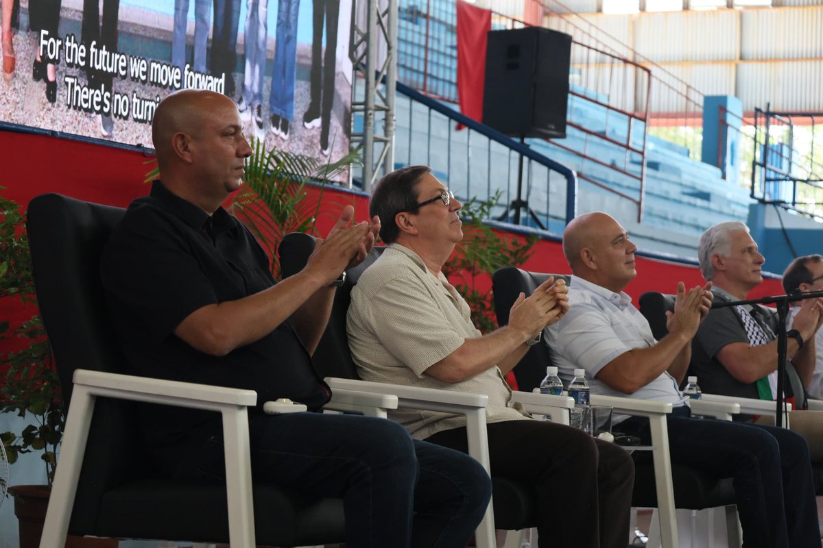 BrunoRguezP's tweet image. Compartimos con amigos solidarios de #Cuba que asisten a la conmemoración en Ciego de Ávila del 72 aniversario de los asaltos a cuarteles Moncada y Carlos Manuel de Céspedes.

Reiteraron su apoyo al pueblo cubano en su lucha por el fin del bloqueo de EEUU.

#LaLuchaNoHaCesado