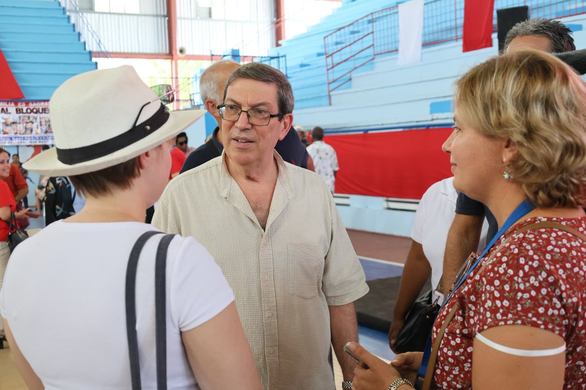 BrunoRguezP's tweet image. Compartimos con amigos solidarios de #Cuba que asisten a la conmemoración en Ciego de Ávila del 72 aniversario de los asaltos a cuarteles Moncada y Carlos Manuel de Céspedes.

Reiteraron su apoyo al pueblo cubano en su lucha por el fin del bloqueo de EEUU.

#LaLuchaNoHaCesado