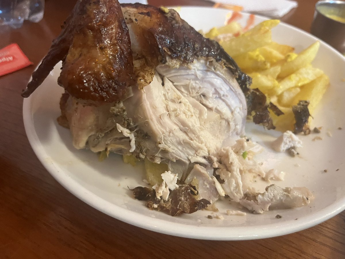 kurokawa_travel's tweet photo. ¼ Pollo a la Brasa　22ソレス（≒920円）
🐓 1/4羽でも十分ボリュームあり。
胸肉（pecho）だったけど、しっとり焼かれてて食べやすい！
たんぱく質30g超えのお化け飯💪
📍 Pollería Roky’s（ロキーズ）@ナスカ
#ペルー #ナスカ #Rokys #ローストチキン https://t.co/5WQZG68qoK