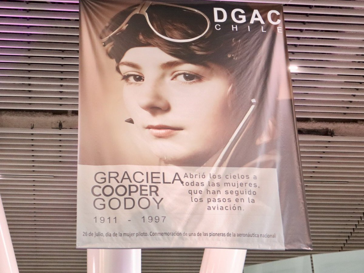 MinMujeryEG's tweet image. En el #DíaDeLaMujerPiloto, conmemoramos a Graciela Cooper Godoy, primera mujer piloto en Chile, con una placa en su honor en el @aeropuertoscl, a 94 años de obtener su licencia. Un homenaje con sus nietas presentes y un mensaje claro: el cielo también es de todas 💜