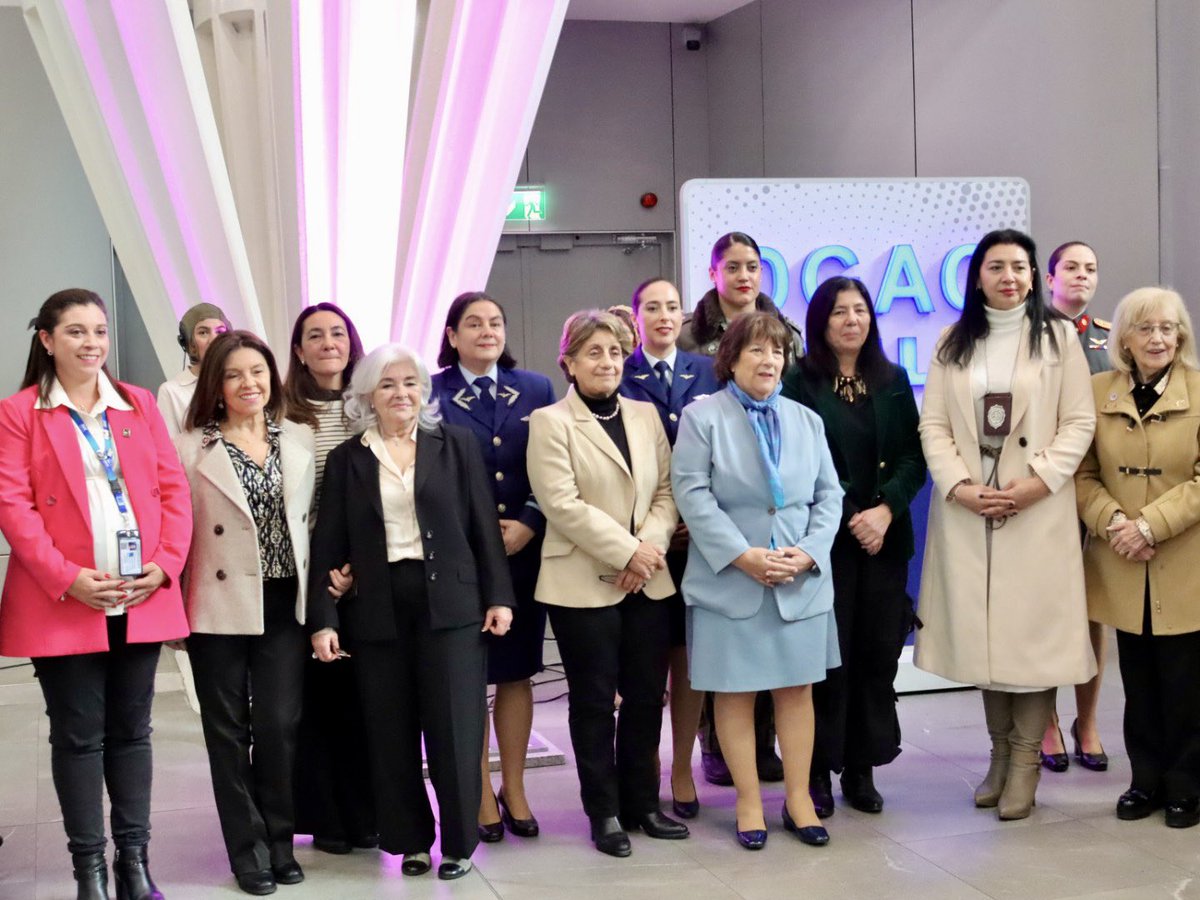 MinMujeryEG's tweet image. En el #DíaDeLaMujerPiloto, conmemoramos a Graciela Cooper Godoy, primera mujer piloto en Chile, con una placa en su honor en el @aeropuertoscl, a 94 años de obtener su licencia. Un homenaje con sus nietas presentes y un mensaje claro: el cielo también es de todas 💜