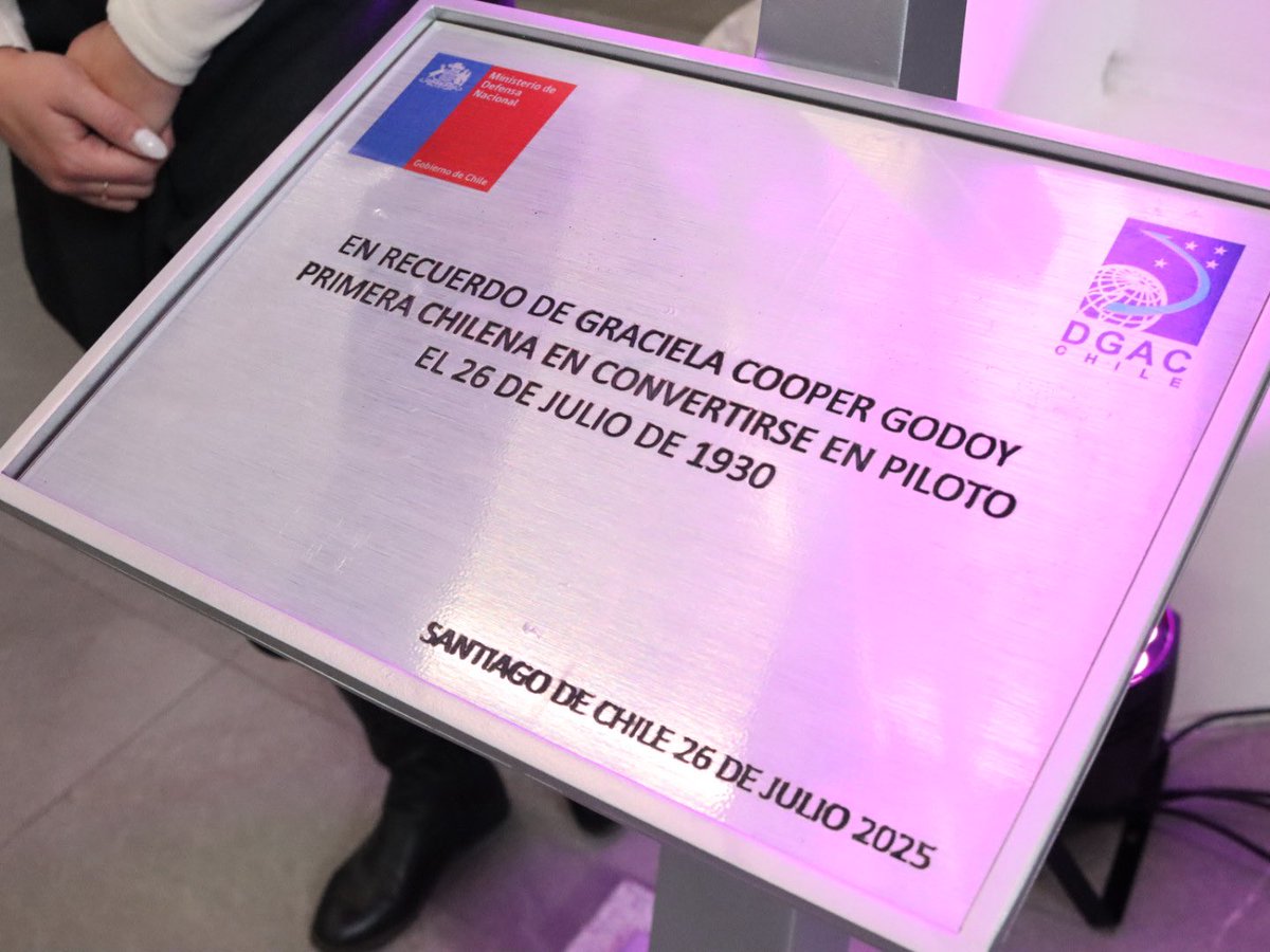 MinMujeryEG's tweet image. En el #DíaDeLaMujerPiloto, conmemoramos a Graciela Cooper Godoy, primera mujer piloto en Chile, con una placa en su honor en el @aeropuertoscl, a 94 años de obtener su licencia. Un homenaje con sus nietas presentes y un mensaje claro: el cielo también es de todas 💜