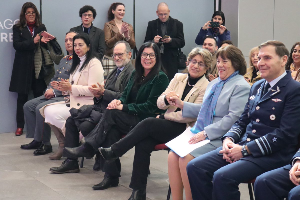 MinMujeryEG's tweet image. En el #DíaDeLaMujerPiloto, conmemoramos a Graciela Cooper Godoy, primera mujer piloto en Chile, con una placa en su honor en el @aeropuertoscl, a 94 años de obtener su licencia. Un homenaje con sus nietas presentes y un mensaje claro: el cielo también es de todas 💜