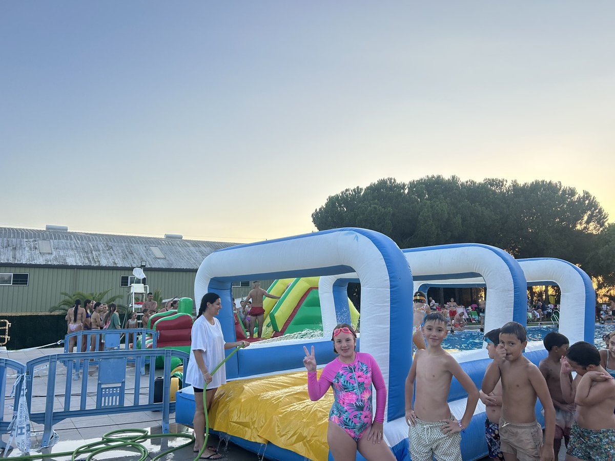 #Bonares disfruta un viernes más de su piscina bajo las estrellas 

<a href="/AytoBonares/">AytoBonares</a>