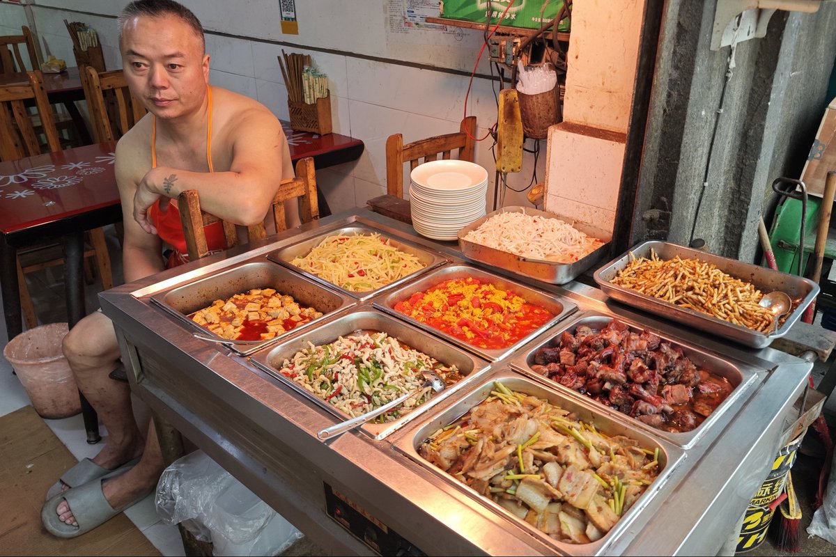 裸にエプロンのセクシーな店主がいる店で食事をした。20元（400円）で食べ放題