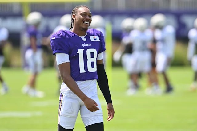 VikesCentral's tweet image. Justin Jefferson will not practice today as he’s dealing with a “mild hamstring strain” according to Kevin O’Connell.
He will be reevaluated next week.