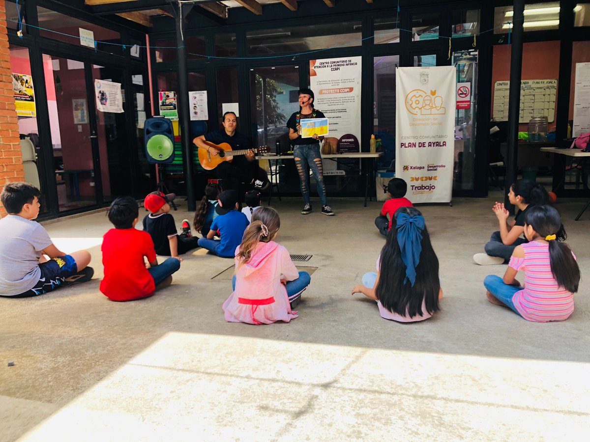 ¡Seguimos creando espacios seguros y divertidos para las infancias! 👧🏽👦🏻 En el curso de verano, realizamos la actividad "Cantos y Juegos" 🎤🧩 en el Centro Comunitario Plan de Ayala 📚☀️