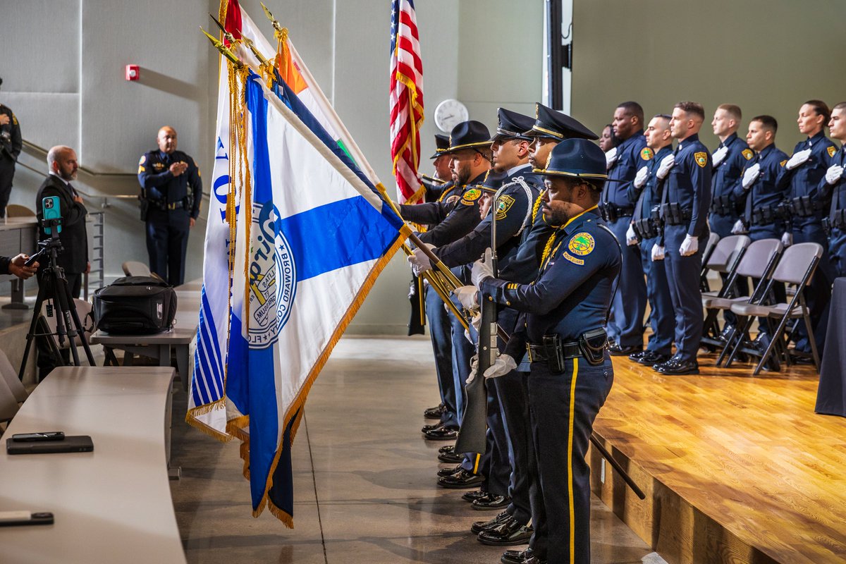 MiamiPD's tweet image. Congratulations PAC 150! 👏
Today we celebrated the completion of the Miami Police Academy by future officers from Miami Police, Miami Beach Police, Miramar Police, and Hallandale Police. Your hard work and dedication have paved the way for a lifetime of service.