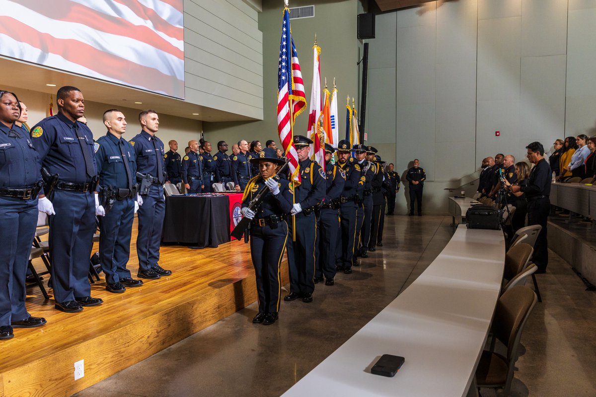 MiamiPD's tweet image. Congratulations PAC 150! 👏
Today we celebrated the completion of the Miami Police Academy by future officers from Miami Police, Miami Beach Police, Miramar Police, and Hallandale Police. Your hard work and dedication have paved the way for a lifetime of service.
