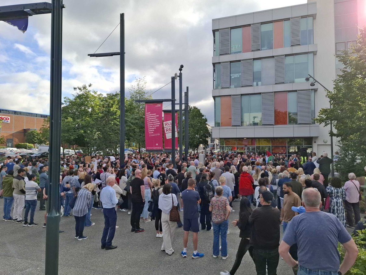 paulmurphy_TD's tweet image. Massive crowd out in Tallaght to stand against racism and the increasing violence against people of colour.
Fair play to everyone that came out.
The government has created the multiple crises we face - we must not allow a small few to continue redirecting blame onto immigrants!