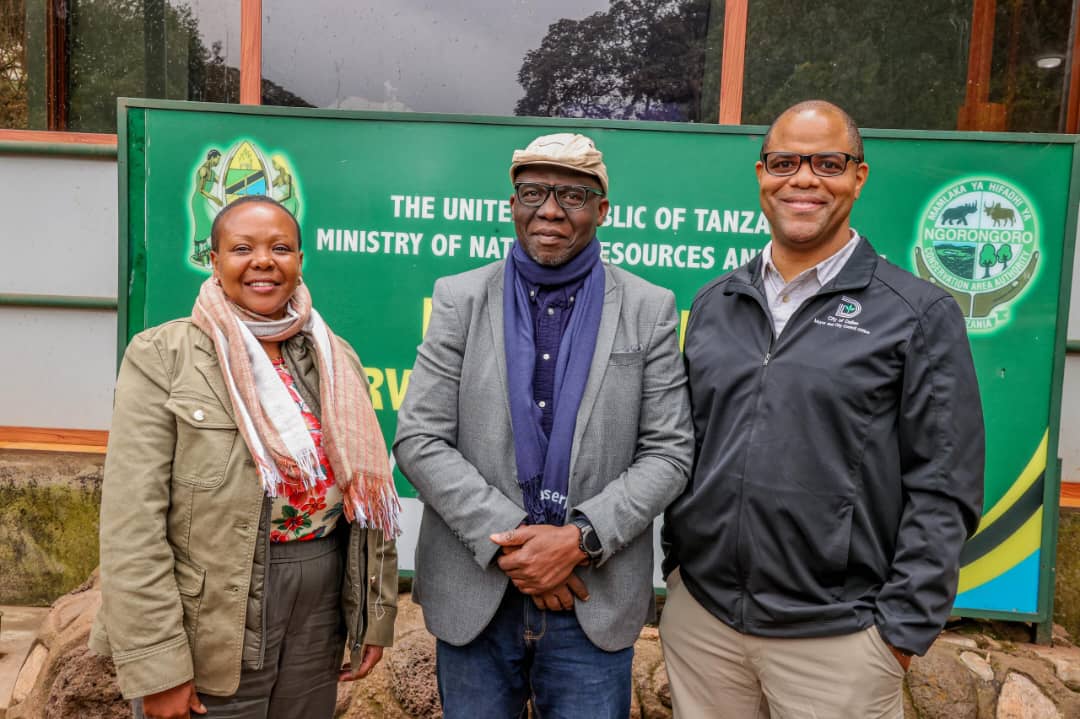 urtupdates's tweet image. KRETA YA NGORONGORO YAMVUTIA MEYA WA JIJI LA DALLAS MAREKANI, AAHIDI KUREJEA NA FAMILIA YAKE
Na Mustapha Seifdine, Ngorongoro Kreta.
Tarehe 25 Julai, 2025.
Eneo la hifadhi ya Ngorongoro limeendelea kuwa kimbilio la wageni mashuhuri duniani ambapo siku ya leo, Meya wa Jiji la…
