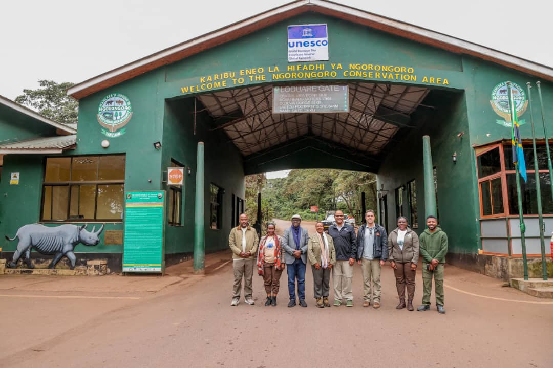 urtupdates's tweet image. KRETA YA NGORONGORO YAMVUTIA MEYA WA JIJI LA DALLAS MAREKANI, AAHIDI KUREJEA NA FAMILIA YAKE
Na Mustapha Seifdine, Ngorongoro Kreta.
Tarehe 25 Julai, 2025.
Eneo la hifadhi ya Ngorongoro limeendelea kuwa kimbilio la wageni mashuhuri duniani ambapo siku ya leo, Meya wa Jiji la…