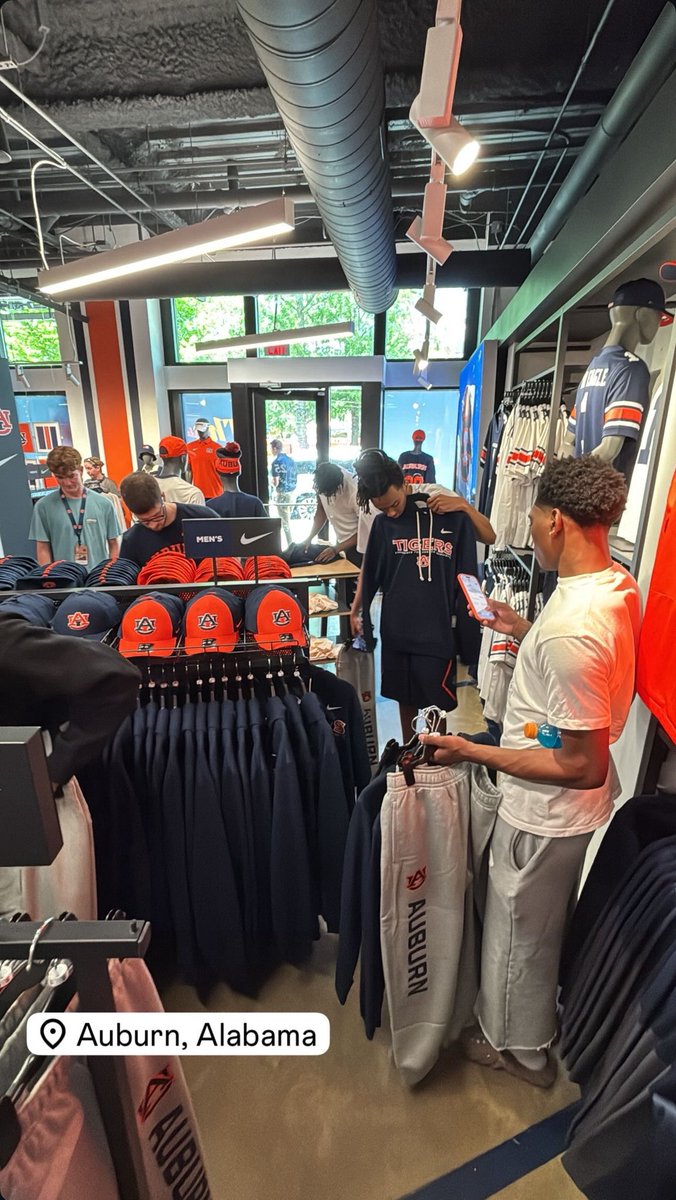 AUFAMILY's tweet image. Auburn + Nike ➡️ fanatics.93n6tx.net/e12qJO